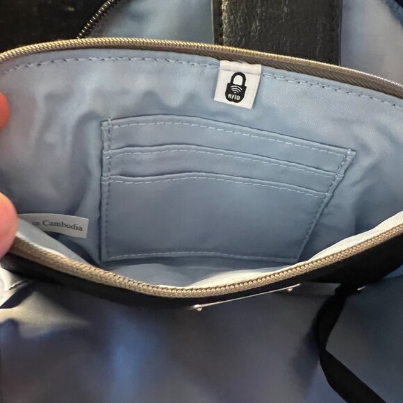 Baggallini Metro Backpack With RFID Phone Wristlet NWOT - Picture 6 of 6